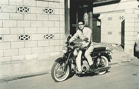 1963(昭和38)年3月
社用バイクで輸送所へ船舶用燃料（バンカー）積みの立ち合いに向かう尼崎督博