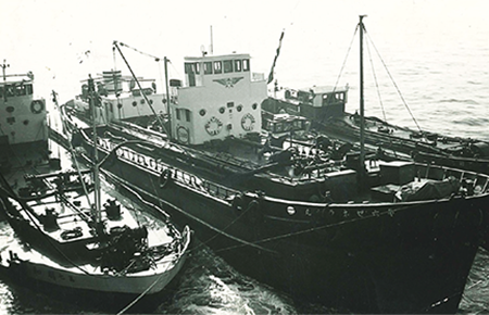 1964(昭和39)年
米国貨物船への燃料輸送（積み込み）