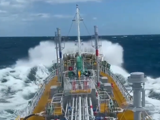 天気晴朗ナレドモ波高シ