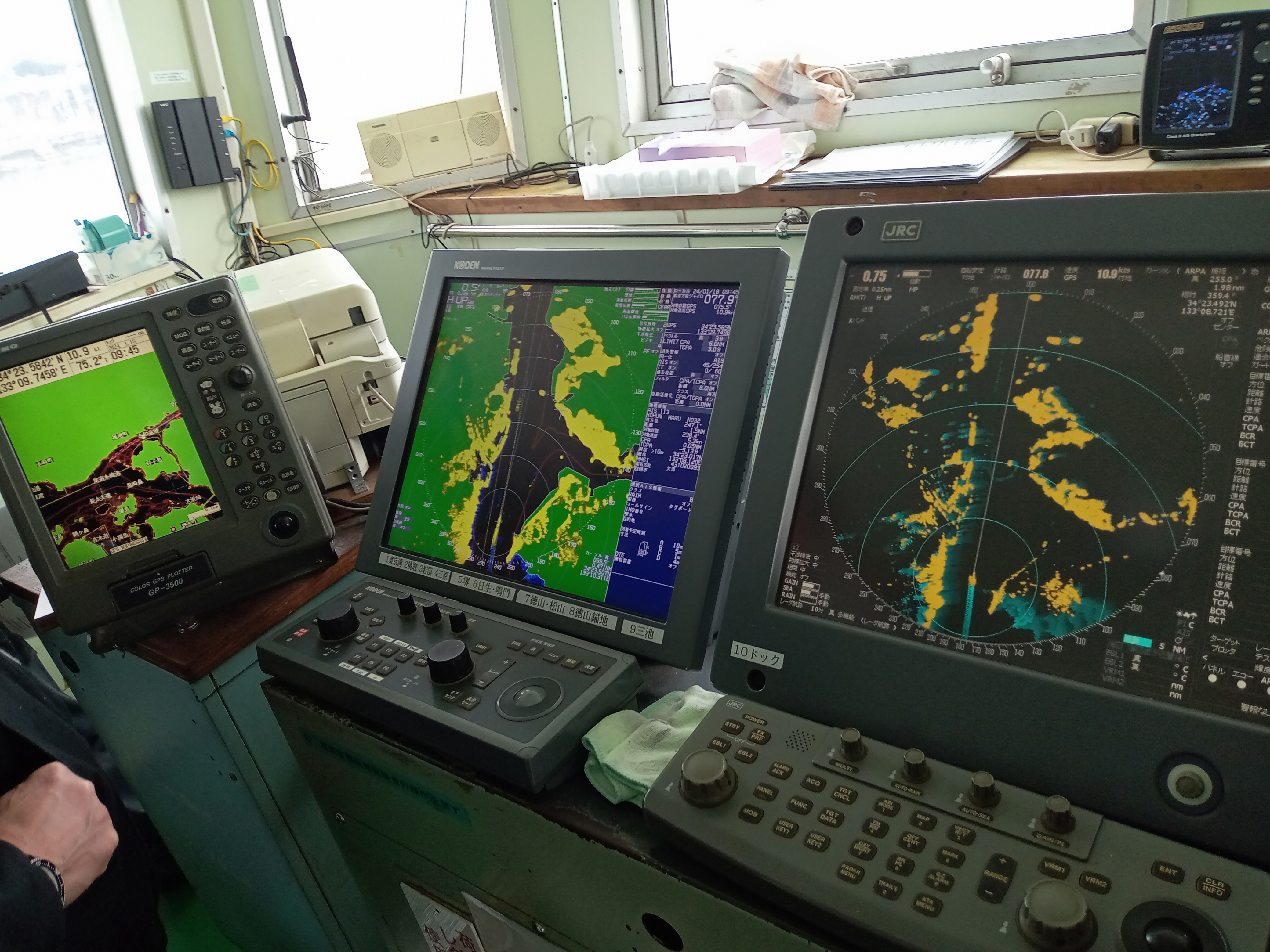 操舵室のレーダー及びGPS装置の画面（明芳丸）