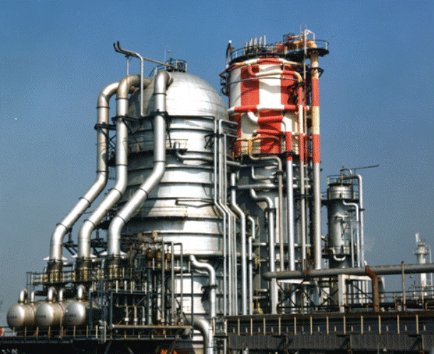 製油所の常圧蒸留装置（トッパー）