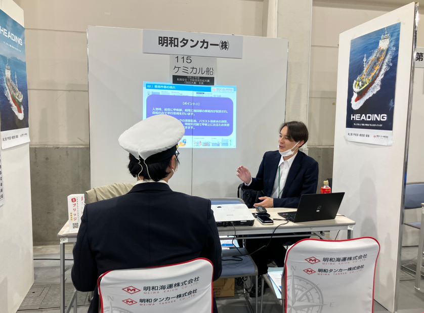 白い制帽が凛々しい商船高専の学生さん