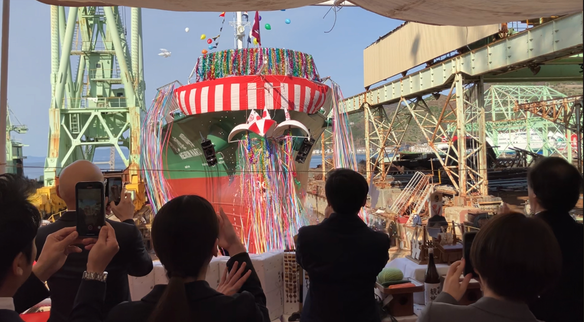 くす玉が割れて船体が滑り降り始める