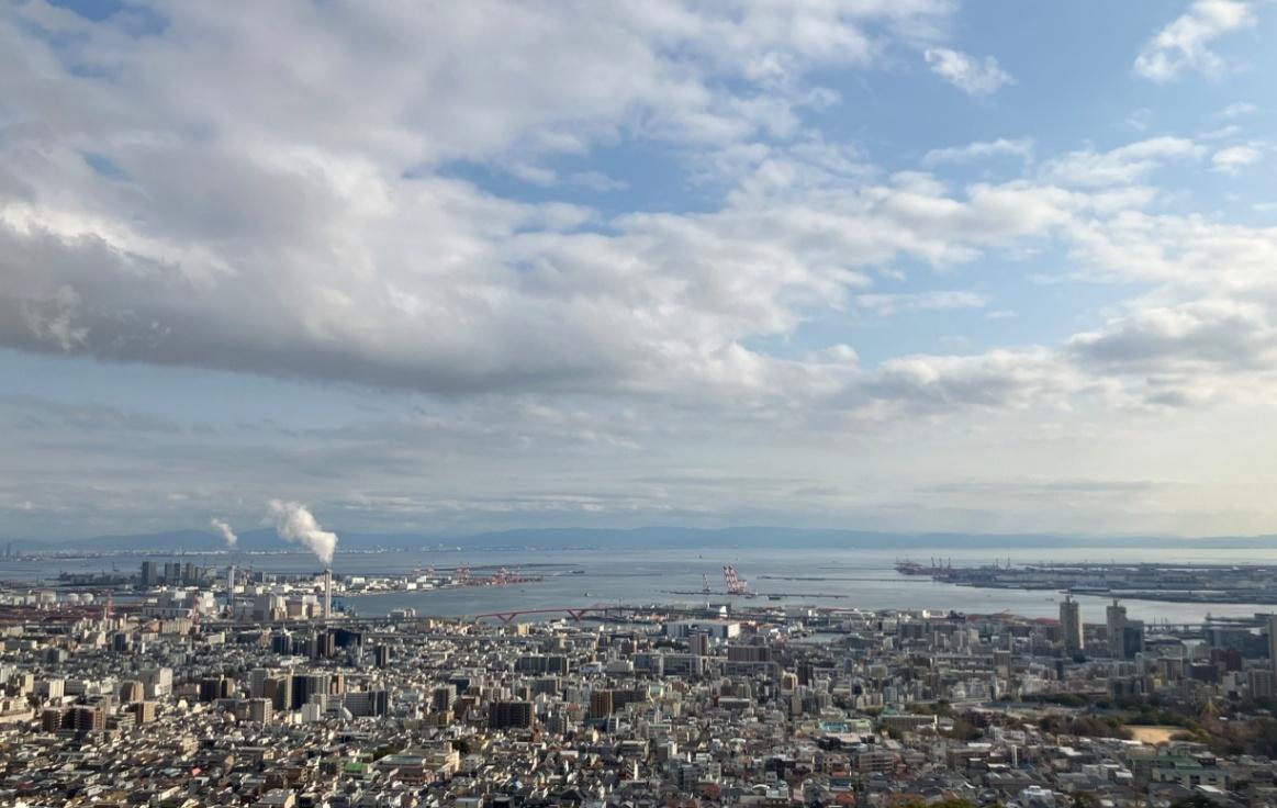 摩耶山の中腹から望む神戸港（左端が六甲アイランド。右端がポートアイランド）