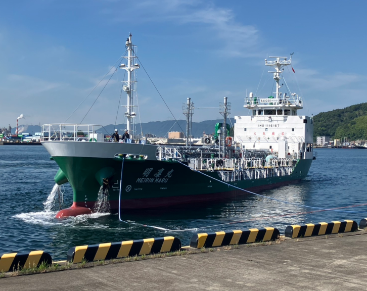 初荷を積んで岩国公共岸壁に着岸中の明凜丸