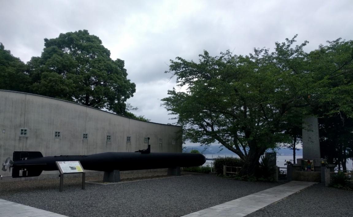 回天記念館前に設置されている回天(レプリカ)と回天碑