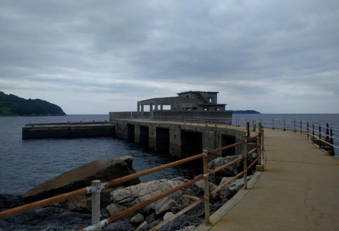 大津島の南側に今なお残る回天訓練基地跡